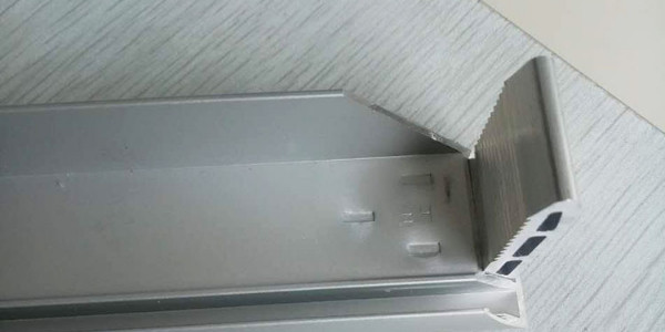 太陽能邊框上的污漬如何清理？