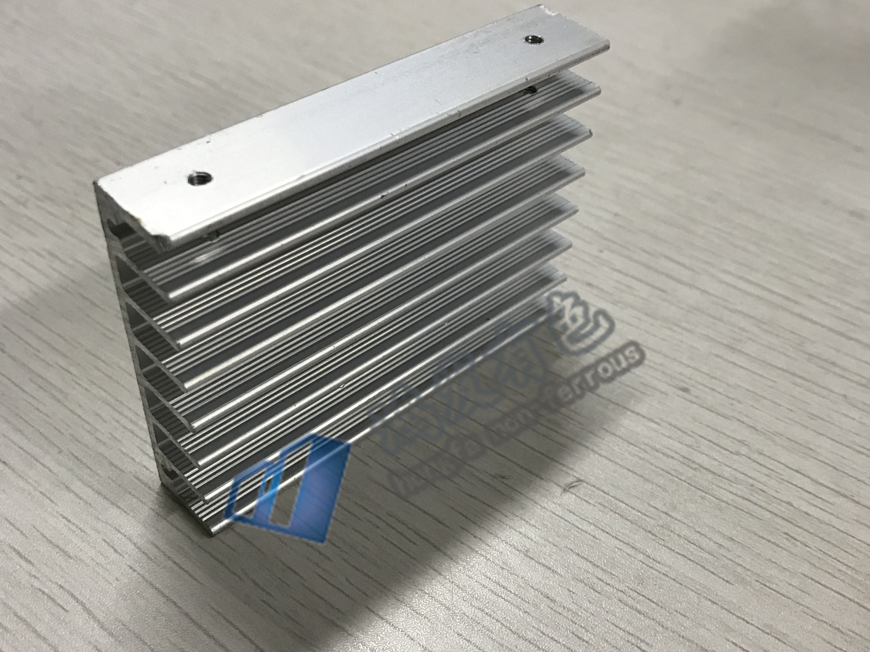 散熱器生產(chǎn)廠家定制鋁合金梳子散熱器 散熱器生產(chǎn)廠家定制鋁合金梳子散熱器